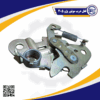 قفل درب موتور پژو 405 — قطعه‌ای حیاتی برای حفظ ایمنی و جلوگیری از باز شدن ناگهانی درب موتور، عرضه شده در سینا یدک فراز الوند
